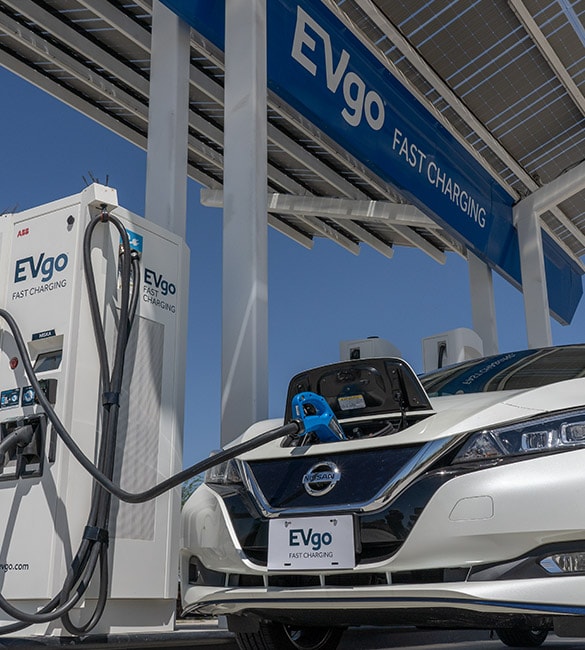 2022 Nissan LEAF 在 EVgo® 充電站充電