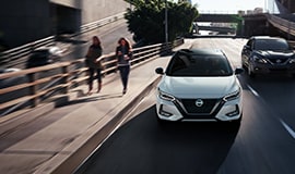 2022 Nissan Sentra 前視圖駕駛以展示低寬姿態。