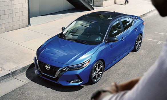 2023 Nissan Sentra 電藍色金屬漆概覽視訊。