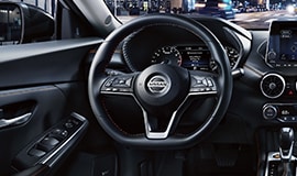 2023 Nissan Sentra 展示 D 形方向盤。